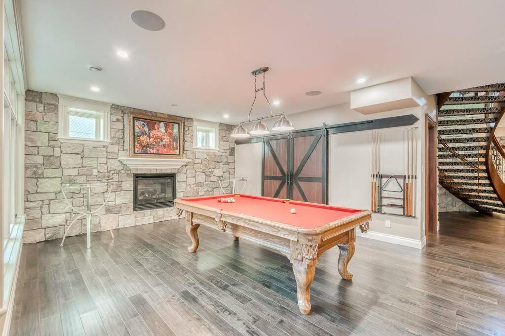French Chateau W/Swim Spa & Theatre: 11,700 Sqft YYC 외부 사진