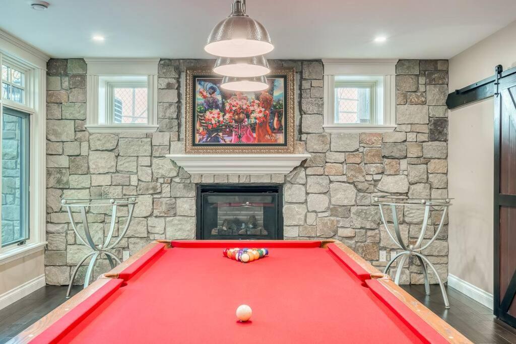 French Chateau W/Swim Spa & Theatre: 11,700 Sqft YYC 외부 사진