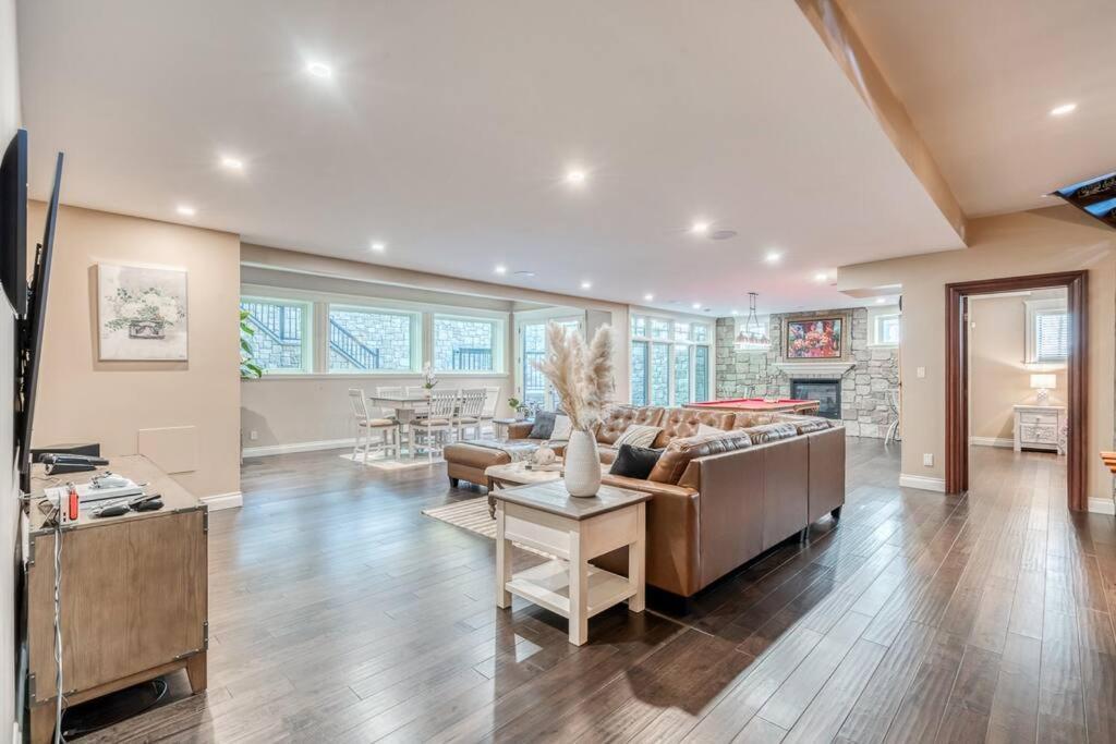 French Chateau W/Swim Spa & Theatre: 11,700 Sqft YYC 외부 사진