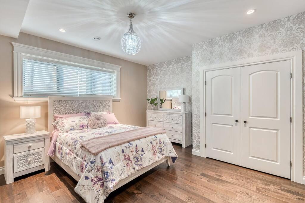 French Chateau W/Swim Spa & Theatre: 11,700 Sqft YYC 외부 사진