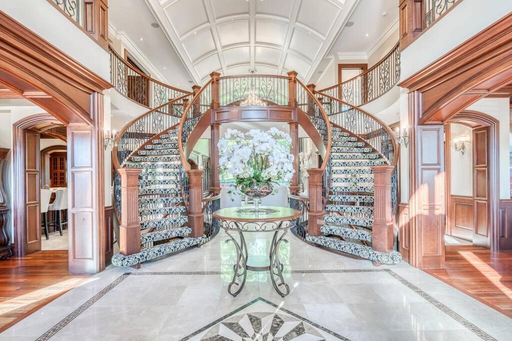 French Chateau W/Swim Spa & Theatre: 11,700 Sqft YYC 외부 사진