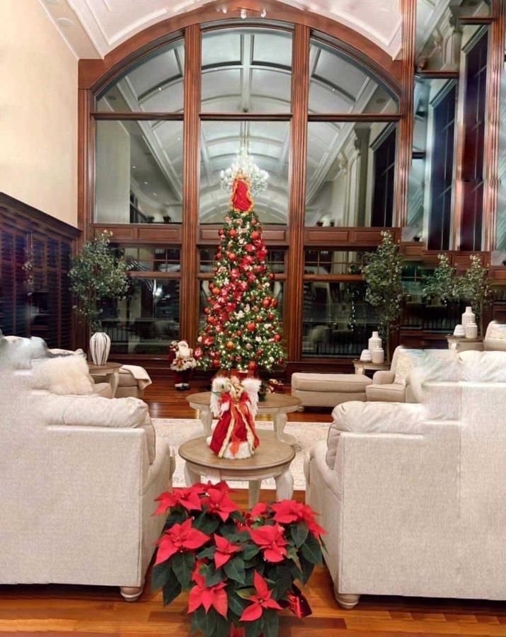 French Chateau W/Swim Spa & Theatre: 11,700 Sqft YYC 외부 사진